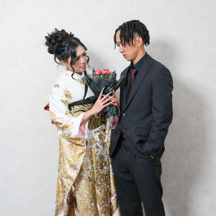 成人振袖を着た女性とスーツの男性