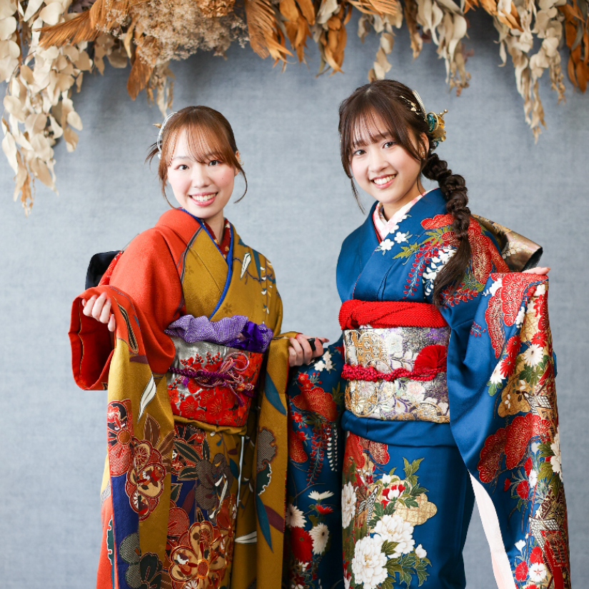 振袖を着た女性二人