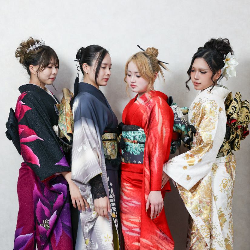 振袖を着た女性4人