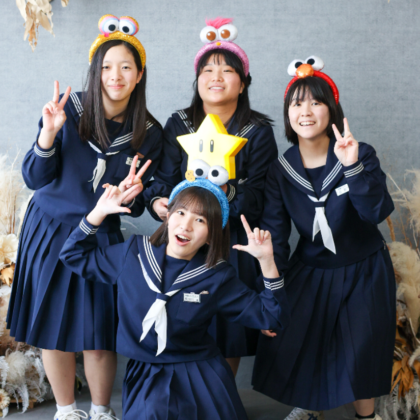 制服姿の女の子4人