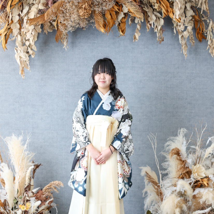卒業袴を着た女性