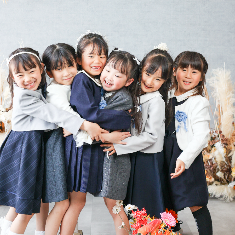 女の子6人がくっついている
