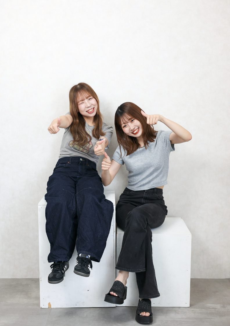 椅子に座る女性二人
