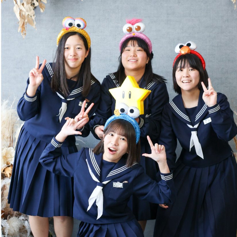 制服姿の女の子4人
