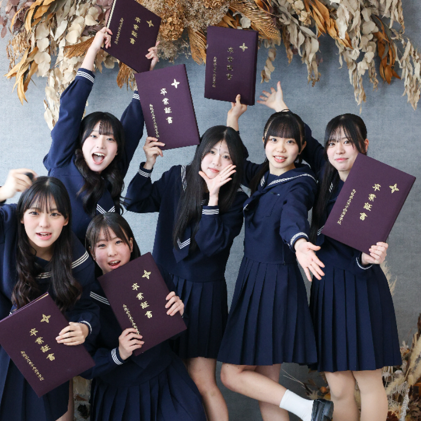 制服姿の女性6人