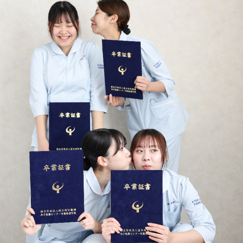 制服姿の女性4人