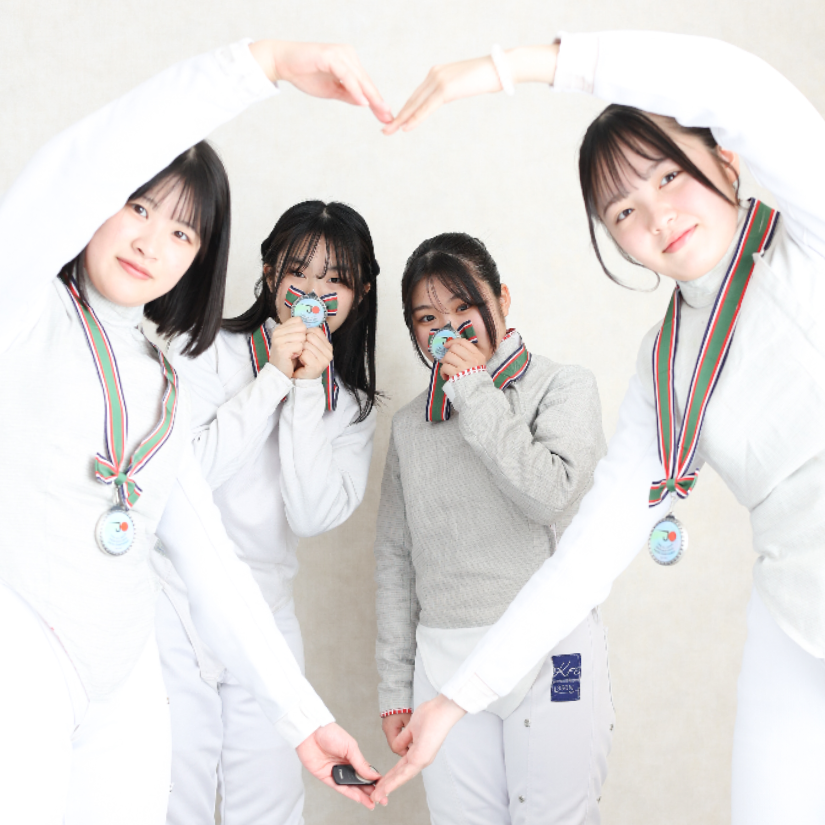 ハートを作る女性4人