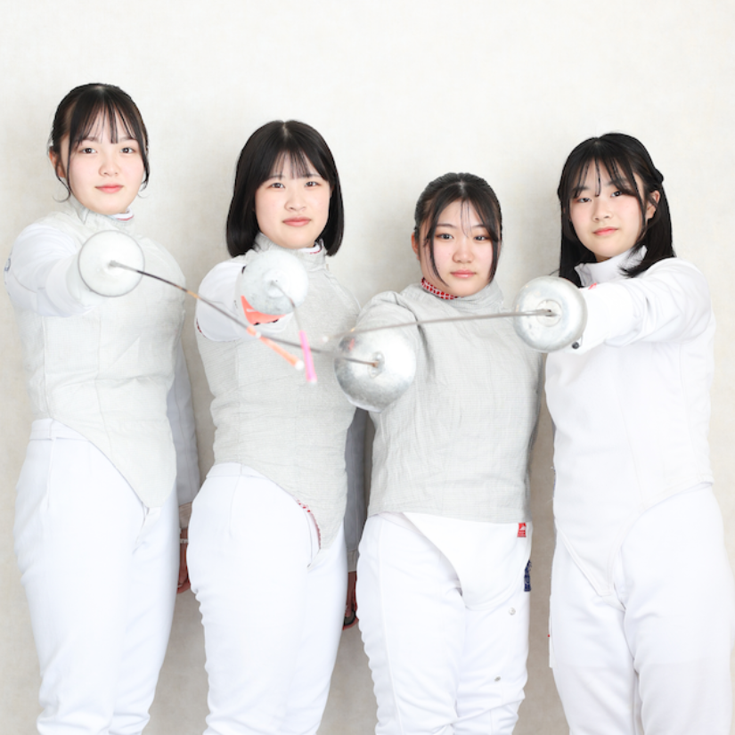 フェンシング姿の女性4人